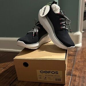 NWT OOFOS Black and White OOMY Comfort Shoes